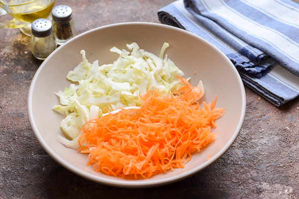 салат из капусты с морковью и яблоком рецепт фото 2